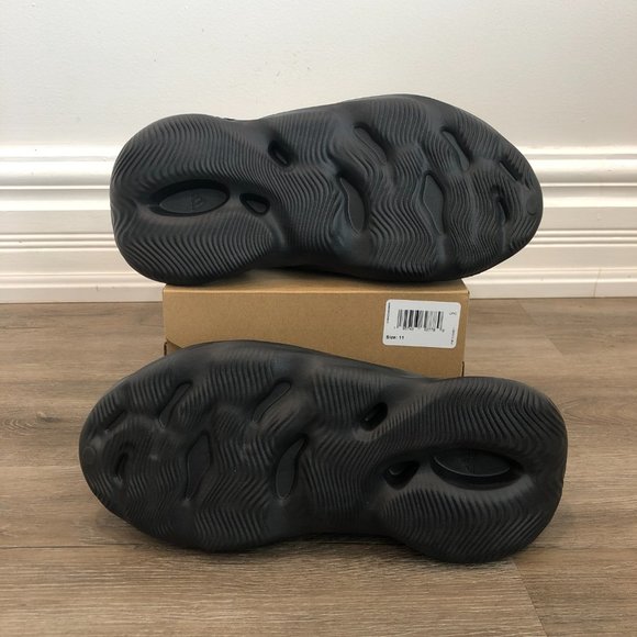 Yeezy Foam RNR Onyx - Picture 5 of 8